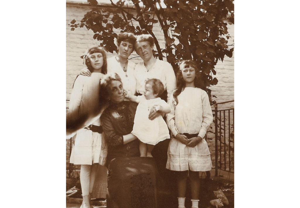 Photo de Jeanne Annemans avec Iréne Roosen, Claire Merzbach, Pauline, Ghislaine M., Solange Roos [9 septembre 1914]]