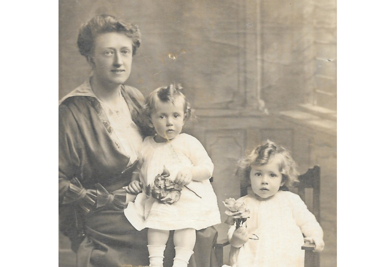 Photo de Jeanne Annemans et ses deux fille en Aout 1931