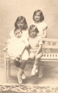Photo des 4 enfants de Jeanne Annemans [29 juin 1923 à heyst sur mer]